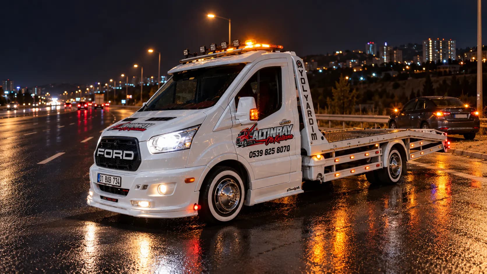 Gece yol kenarında dörtlü flaşörleri yanan arızalı otomobil ve yaklaşan beyaz kamyonet tipi çekici