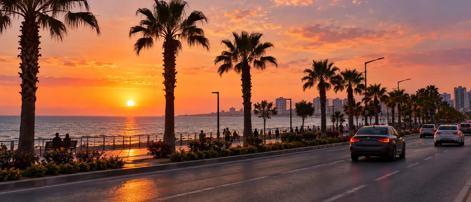 Mersin sahil bulvarında palmiye ağaçları arasından geçen otomobiller, akşam ışığı