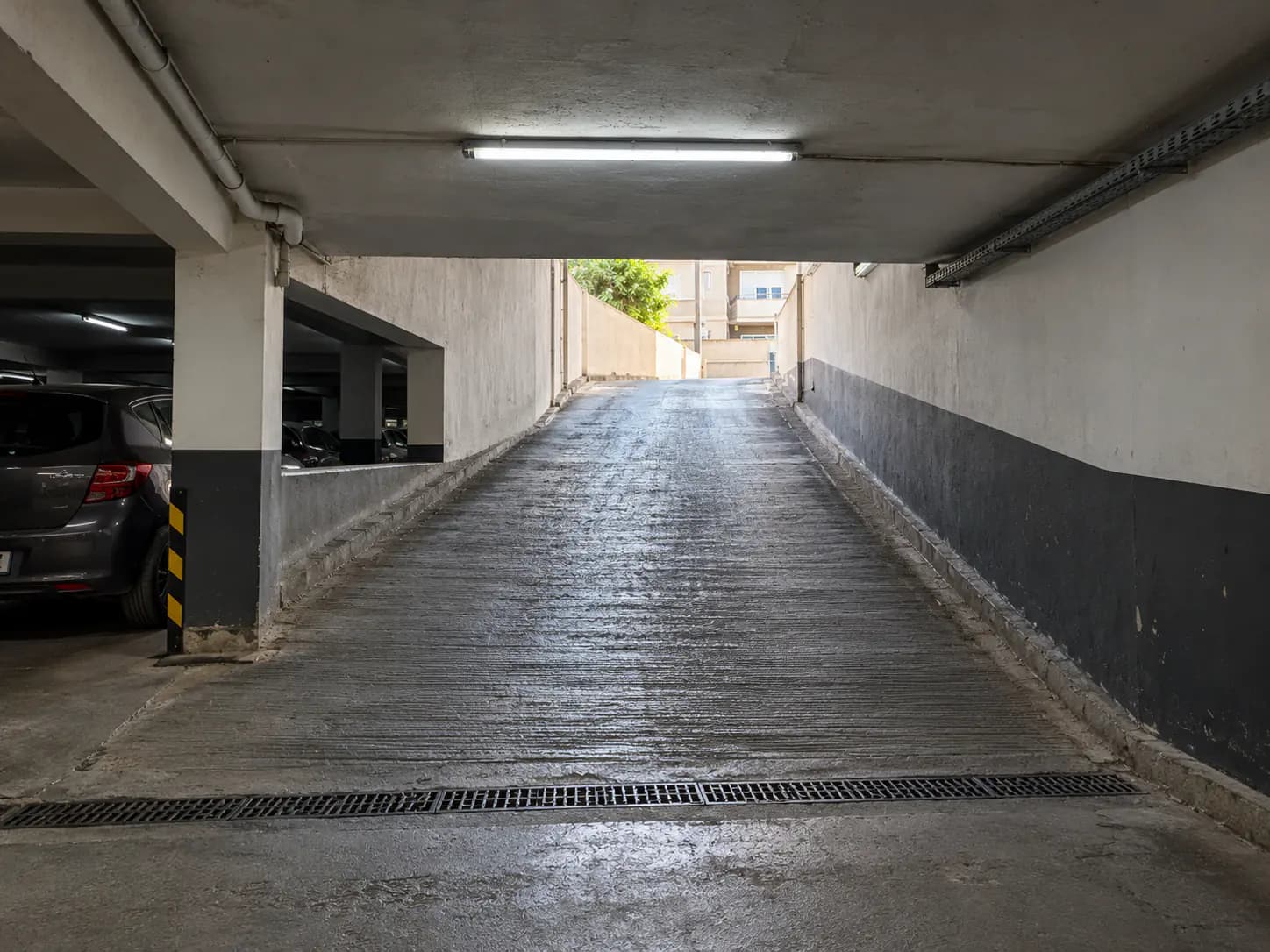 Kapalı otoparkta dar bir geçiş alanı