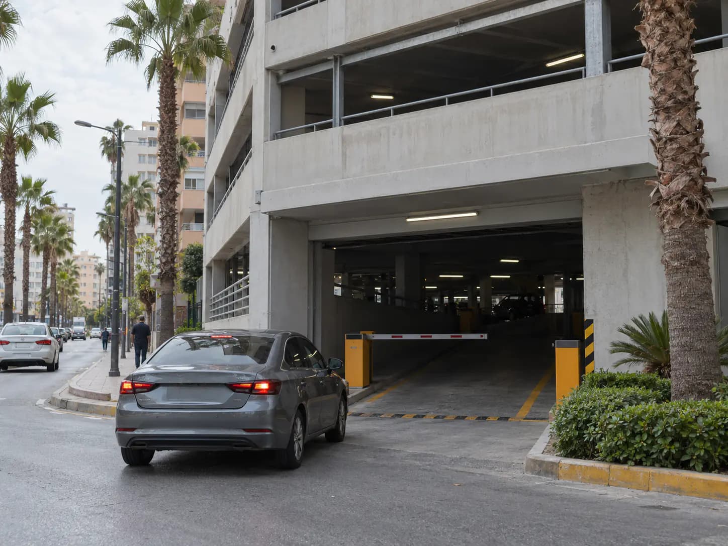 Mersin merkezde bir çok katlı otopark girişinde duran otomobil