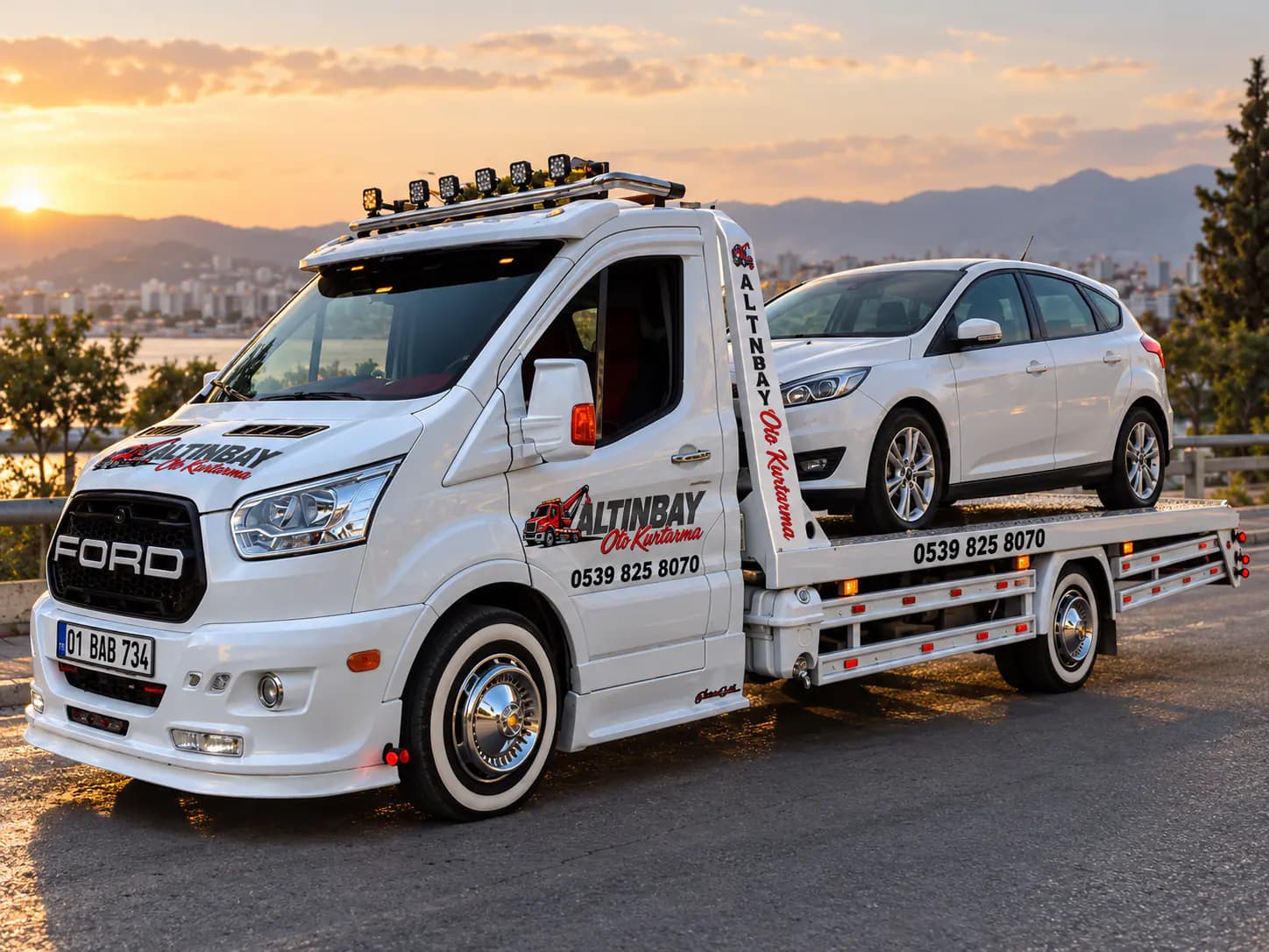 Beyaz, markasız bir kayar platformlu çekicinin yol kenarında bir sedan aracı yüklemesi