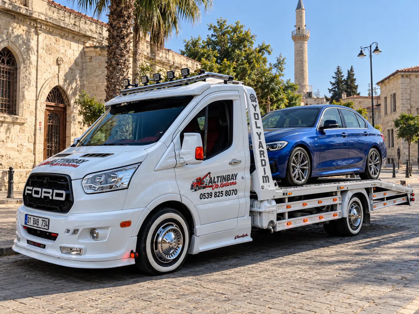 Beyaz, markasız bir kayar platformlu çekicinin rampasında yüklenen otomobil