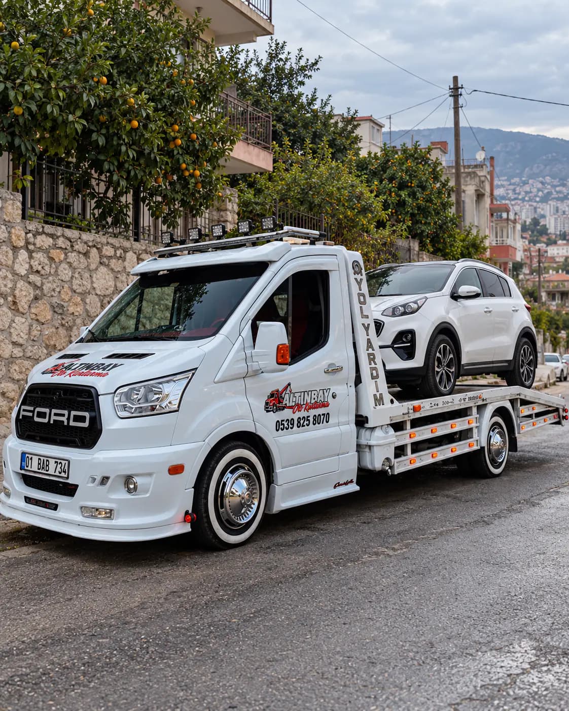 Dar bir sokakta park etmiş otomobile yaklaşan sade beyaz kayar kasalı çekici