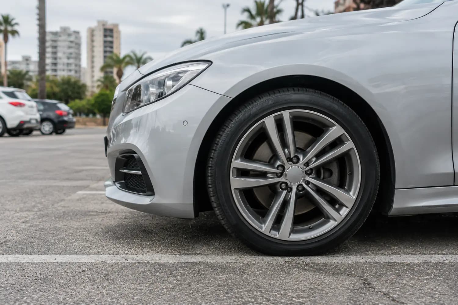 Kapalı otoparkta duran otomobilin ön tekerleği ve park alanı