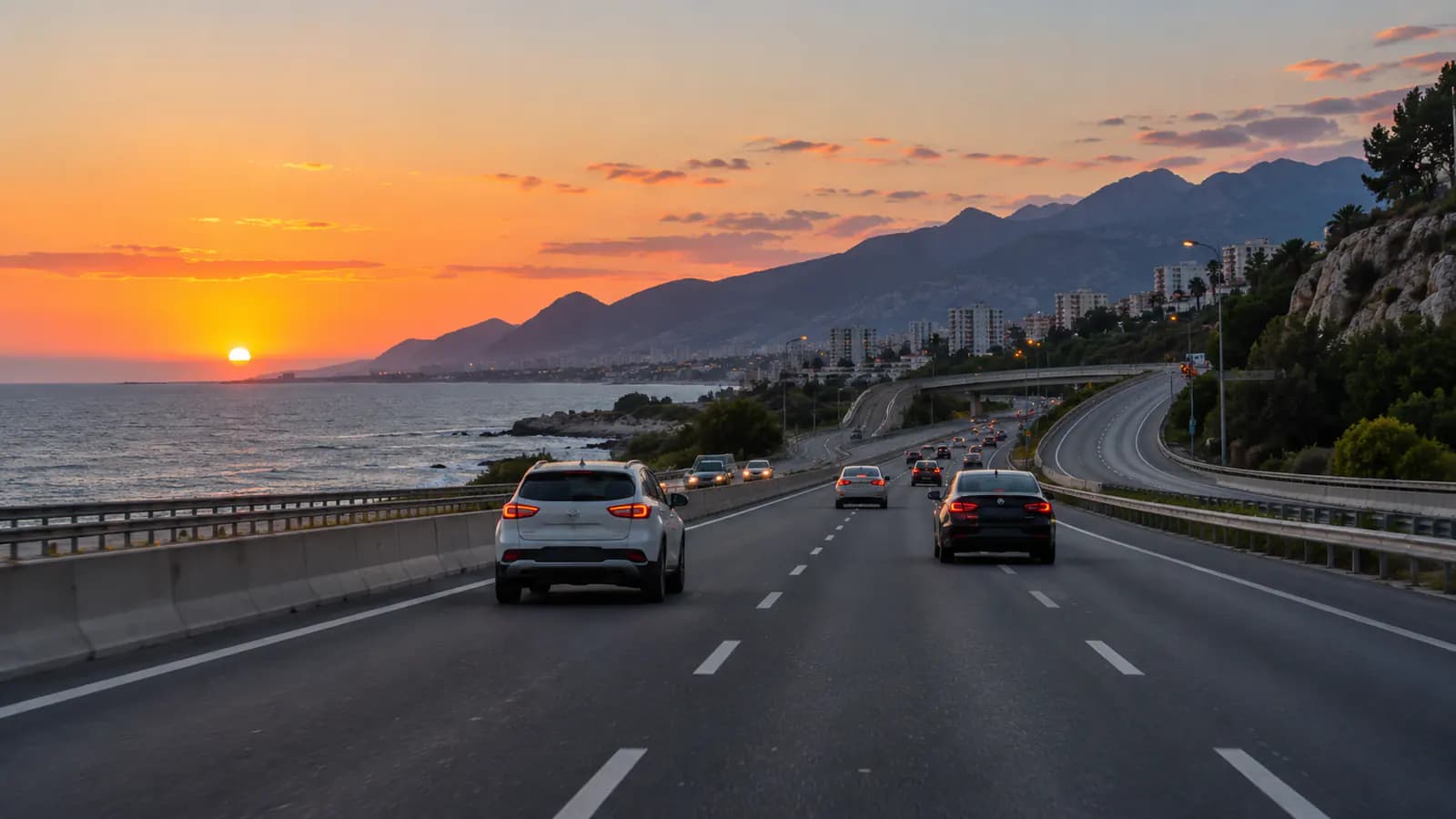 Otoyolda uzaktaki çıkış rampası ve yol boyunca uzanan şerit çizgileri