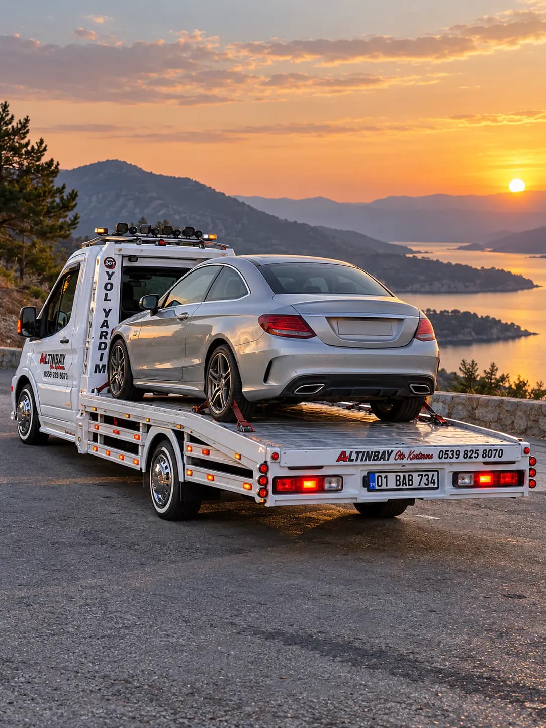 Beyaz, markasız bir kayar platformlu çekici yol banketinde bir otomobili yüklüyor