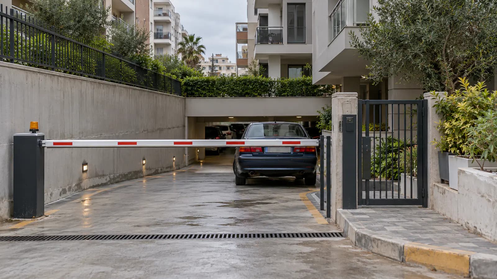 Site otoparkının bariyerli girişi ve kapının yanındaki yaya geçidi